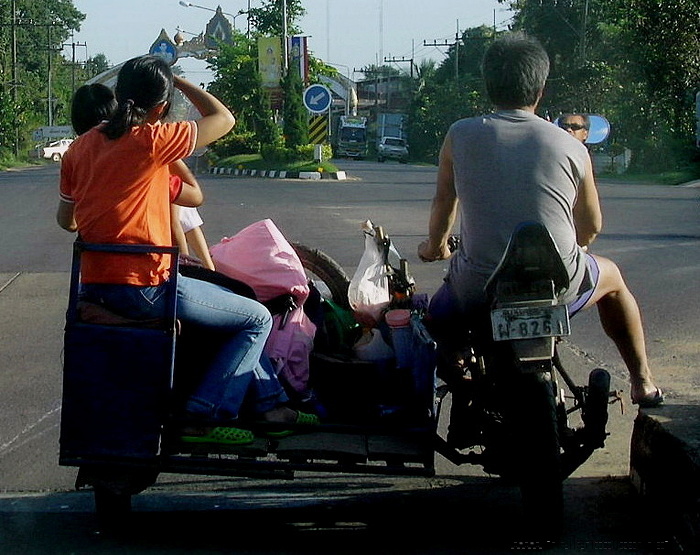 Menschen fahren mit bild