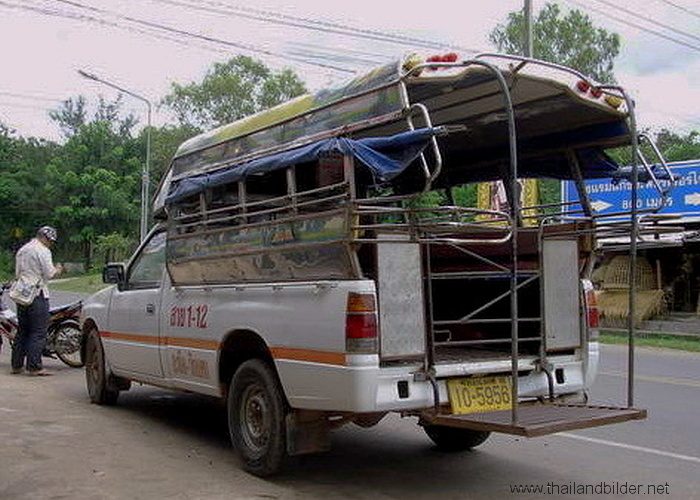 Menschen fahren mit nahverkehr