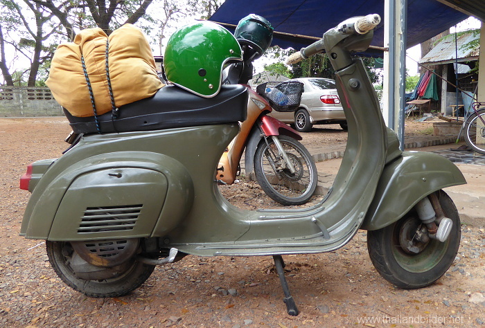 motorrad alt vespa auf tour