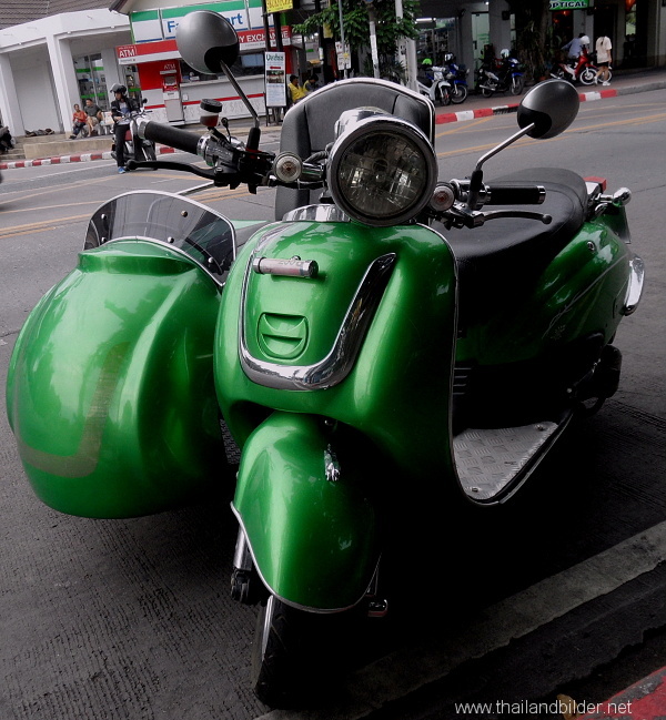 roller mit seitenwagen grün